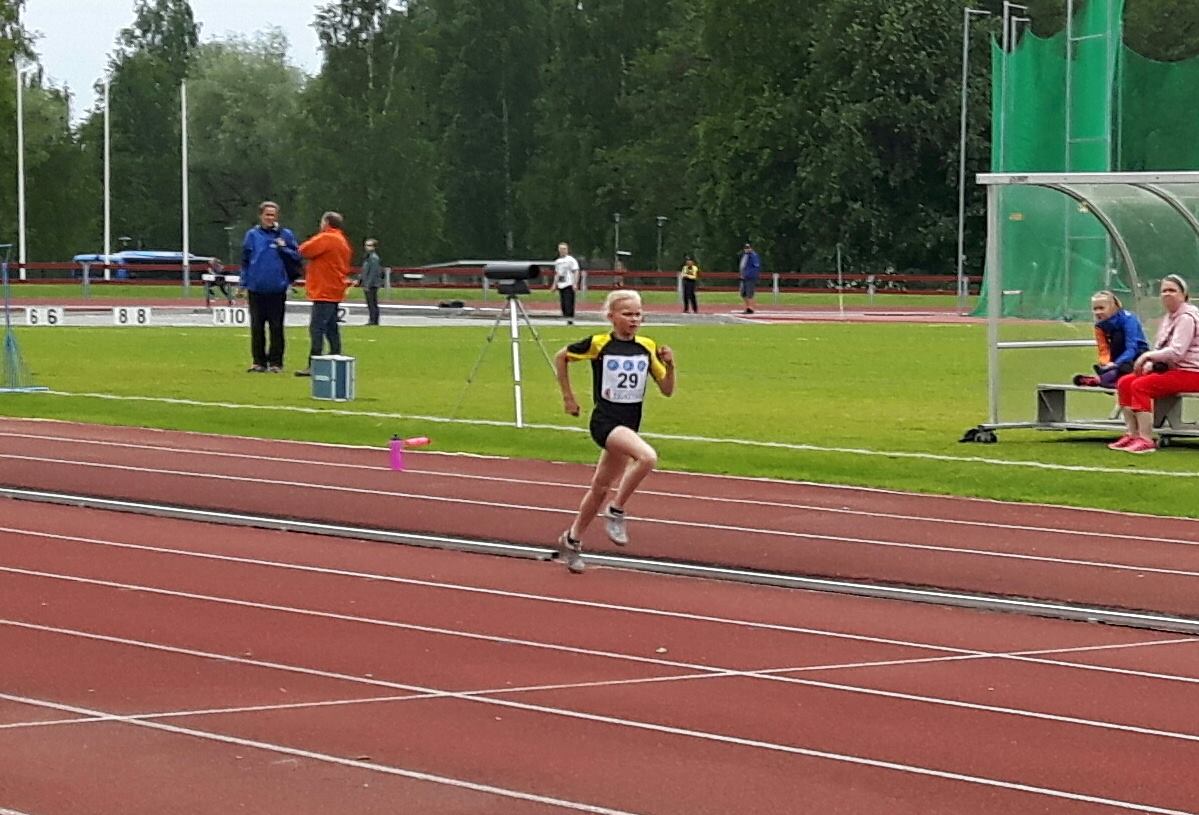 Pinja Laasanen juoksi T11 sarjan uuden piirinennätyksen 200 metrillä kyvyt esiin kisoissa Leppävirralla 11.9.
